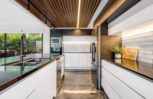 Coolangatta House | Kirra Bliss - Luxurious and Modern Beach House