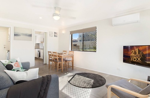 Coolangatta Apartment | Kirra Sea 5 - Comfortable & Convenient Beachside Kirra - Linen Provided