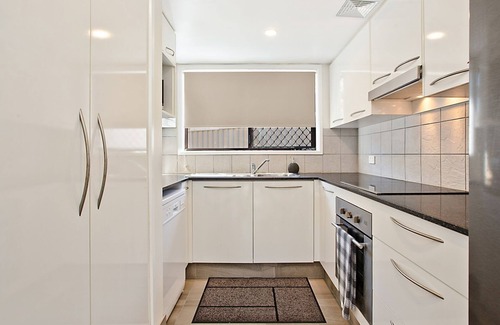 Coolangatta Apartment | Kirra Sea 5 - Comfortable & Convenient Beachside Kirra - Linen Provided