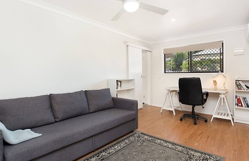 Coolangatta Apartment | Kirra Sea 5 - Comfortable & Convenient Beachside Kirra - Linen Provided