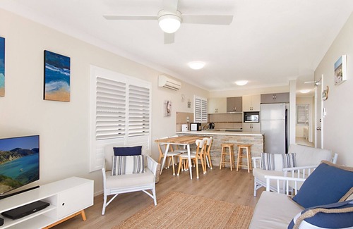 Coolangatta Apartment | Kirra Vista Apartments Unit 18 Kirra Beachfront, easy walk to shops, cafes and clubs with Wi-Fi