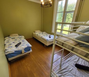 Hameenlinna Apartment | Kirstulan Kartanon päärakennuksessa sijaitseva hieno huoneisto