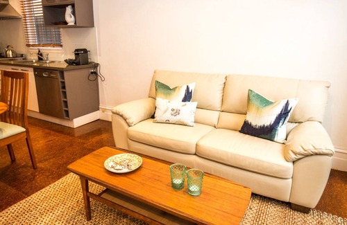 Prahran House | Kiss me by the City-quiet & pretty inner city retreat to unwind & rejuvenate