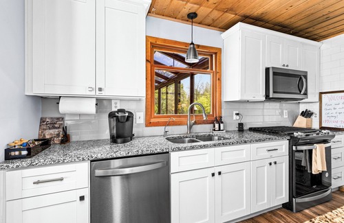 South Range Cabin | Kitchigami Lodge - on Lake Superior. Beach, Firepit, Hot Tub, 30 min to Duluth!