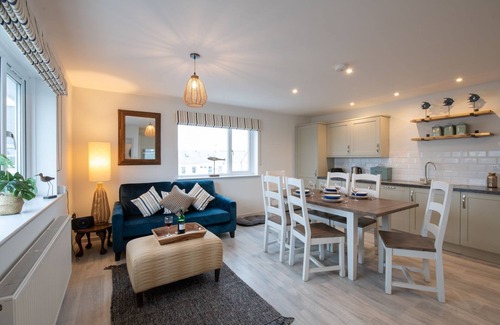 Rhosneigr House | Kittiwake Cottage : Stylish 2‑Bed Pet-Friendly Cottage in Rhosneigr | Managed by Anglesey Holiday Le