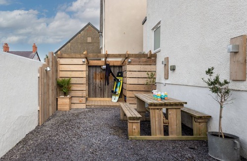Rhosneigr House | Kittiwake Cottage : Stylish 2‑Bed Pet-Friendly Cottage in Rhosneigr | Managed by Anglesey Holiday Le
