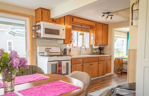 Caseville House | Kitty Lee Cottage - Cozy, Clean & Right in Town!