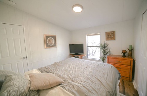 Ranger Cabin | 'Kiwi Creek' Nostalgic Retreat- Wifi, VHS Collection, Vinyl Records, Board Games