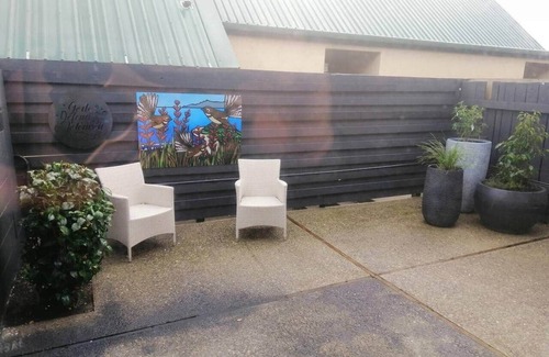 Invercargill Apartment | Kiwiana Art apartment , near city and Queens Park