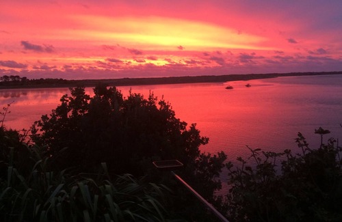 Te Akau Cottage | Kiwiana at Sunset Beach, Port Waikato.