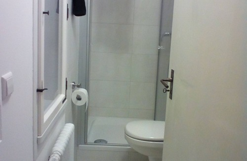 Deisslingen Apartment | kl. Apartment 1 single bed near HFU u. MHS with bathroom and kitchenette
