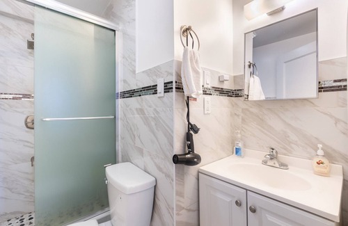 Crown Heights House | KLO Room #6 With Private Bathroom