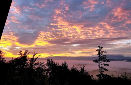 Sevierville Cabin | Knight of My Dreams, Secluded, Elegant, Breathtaking Views, Romantic, Close In!