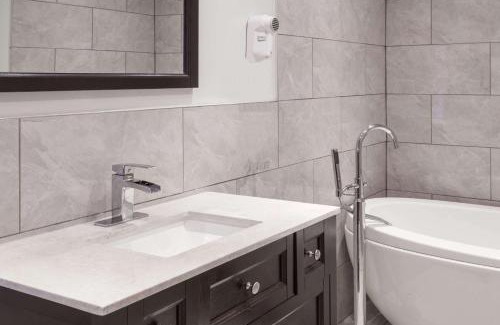 Kingston Hotel | Knights Inn Kingston