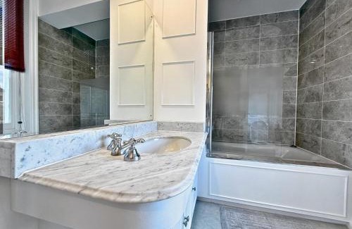 Knightsbridge and Belgravia Apartment | Knightsbridge & South Kensington, Private Garden Super King 2Beds 2Bath by Hyde Park & Royal Albert Hall