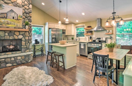 Lynn House | 'Knobby Creek Cottage' w/ Hot Tub & Grill!