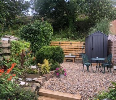 Camborne House | Knocker Cottage is a 3 bedroom made up of 1 double bedroom and 2 small double bedrooms in small village 10 min to beaches