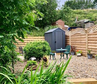 Camborne House | Knocker Cottage is a 3 bedroom made up of 1 double bedroom and 2 small double bedrooms in small village 10 min to beaches