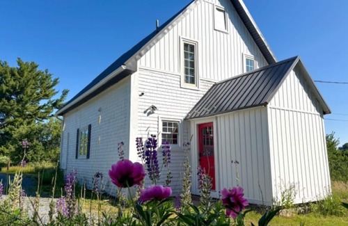 Mahone Bay House | Knotting Hill - A Charming Hidden Gem in Mahone Bay