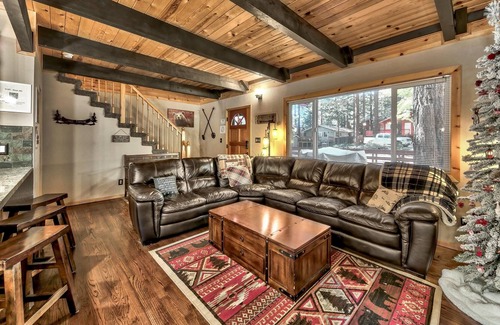 Pioneer Trail House | Knotty Cabin, Loft, Game Room, Recent Updates, 8 Guests + Extra Kids 5 Yrs Old and Younger