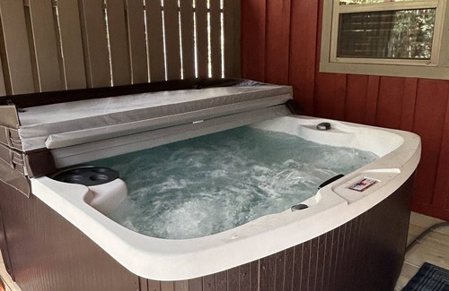 Jasper Cabin | Knotty Pine cabin, Couples Retreat w/Hot TubnAnd Patio Gas log Fireplace.