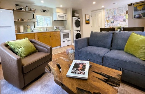 Coram Cabin | Knotty Pine, Fire Pit, AC, 7 Minutes to Glacier