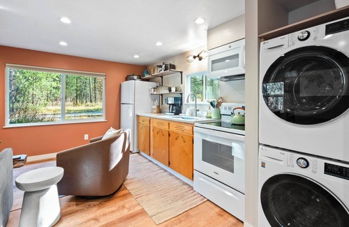 Coram Cabin | Knotty Pine, Fire Pit, AC, 7 Minutes to Glacier