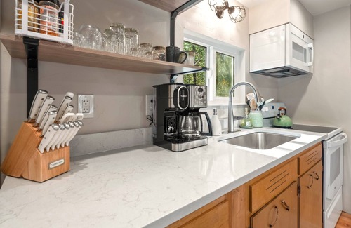 Coram Cabin | Knotty Pine, Fire Pit, AC, 7 Minutes to Glacier