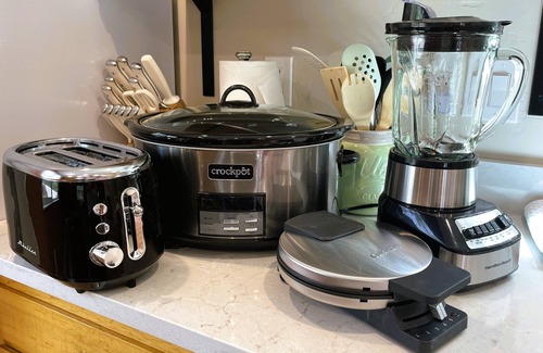 Coram Cabin | Knotty Pine, Fire Pit, AC, 7 Minutes to Glacier