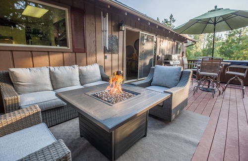 Glencoe Cabin | Knotty Pine-Pet Friendly w/A/C and Hot Tub!