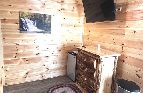 Chalet Village North Cabin | KNOTTYWOOD 🌟 Upscale, Elegant, Award-Winning! You can split payments 3 ways.
