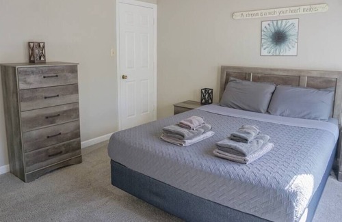 Ashley Oaks Apartment | Knoxville Home Close To It All!!