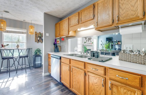 Knoxville House | Knoxville Home w/Sunroom ~ 9 Mi to Downtown!