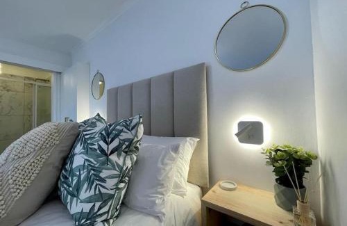 Old Place Apartment | Knysna Studio Luxury Escape at HeadsView!