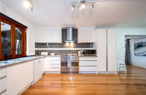 Burleigh Heads Apartment | Koala Park Beach House 350m from Tallebudgera Creek - Pet Friendly