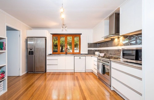 Burleigh Heads Apartment | Koala Park Beach House 350m from Tallebudgera Creek - Pet Friendly