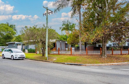 Burleigh Heads Apartment | Koala Park Beach House 350m from Tallebudgera Creek - Pet Friendly