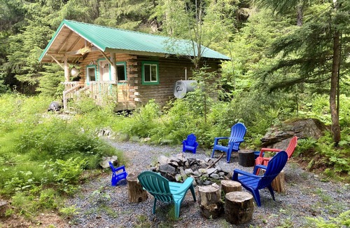 Bear Creek Cabin | Kobuk’s Kabin - Cozy and Dog-Friendly