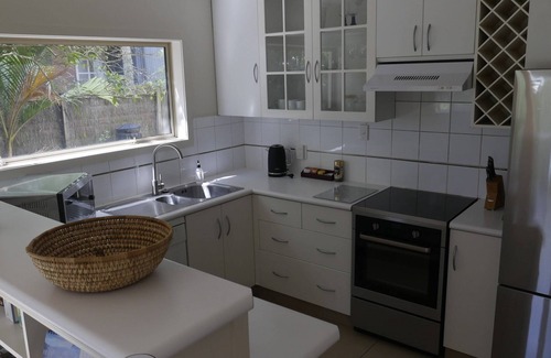 Kohimarama Apartment | Kohi Beach - 84 steps away! Spacious 2BR apartment