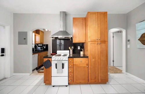 Hollywood Lakes Apartment | Komffy Intercoastal retreat King Bed, Free Parking
