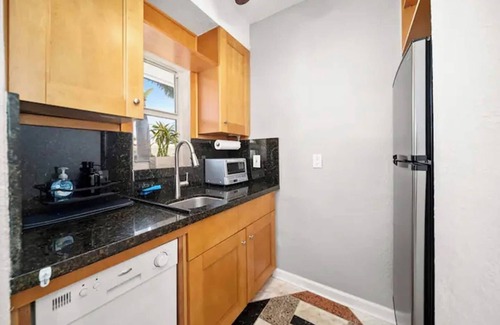 Hollywood Lakes Apartment | Komffy Intercoastal retreat King Bed, Free Parking