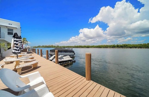 Hollywood Lakes Apartment | Komffy Intercoastal retreat King Bed, Free Parking