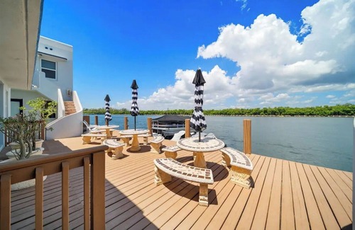 Hollywood Lakes Apartment | Komffy Intercoastal retreat King Bed, Free Parking