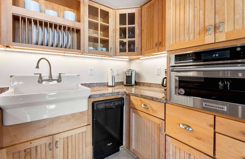 Historic Kailua Village Condo | Kona Plaza#203 2nd Floor Ocean View In Heart of Kona Town AC & Elevators