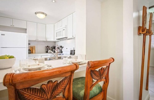 Historic Kailua Village Condo | Kona Plaza#218 2nd Floor Unit in Heart Of Kona Town: AC & Elevators!