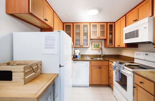 Historic Kailua Village Condo | Kona Plaza#411 Top Floor In Heart of Kona Town, Ac & Elevators!