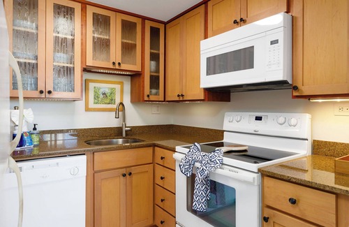Historic Kailua Village Condo | Kona Plaza#411 Top Floor In Heart of Kona Town, Ac & Elevators!