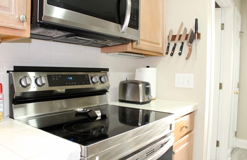 Wilmington House | Konas Loft - Modern Two Bedroom with spacious backyard
