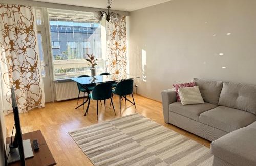 Itainen District Apartment | #KONTULA Spacious top-floor apt with free parking