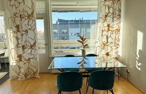 Itainen District Apartment | #KONTULA Spacious top-floor apt with free parking